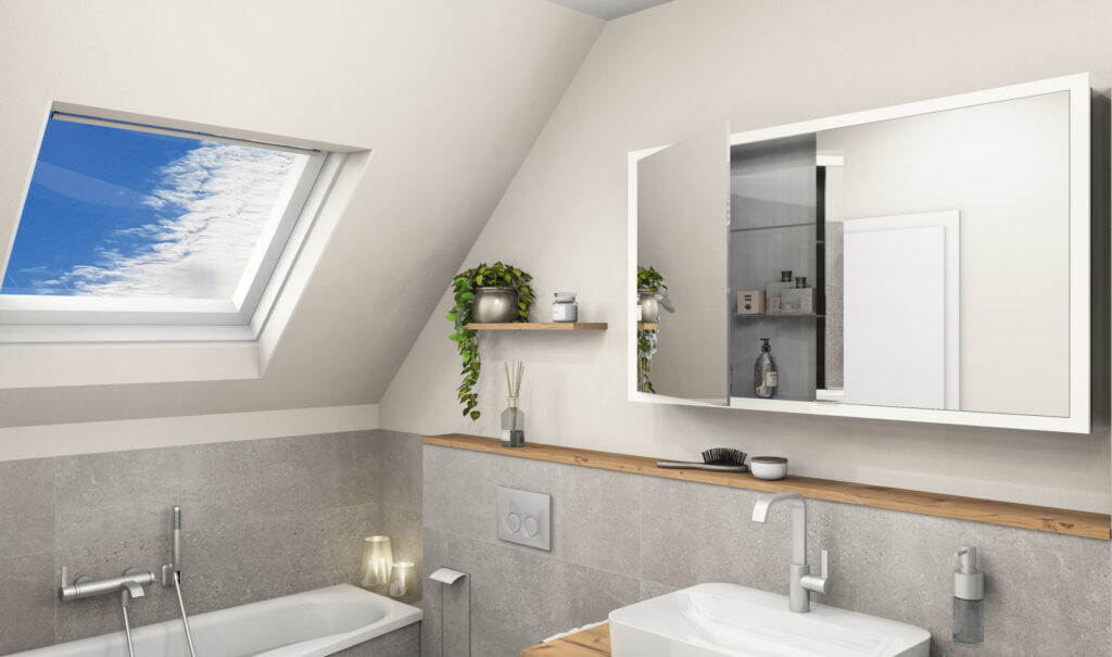 Spiegelschrank mit Stauraum, Dachfenster und Waschtisch in Holzoptik in einem hellen Bad mit Dachschräge